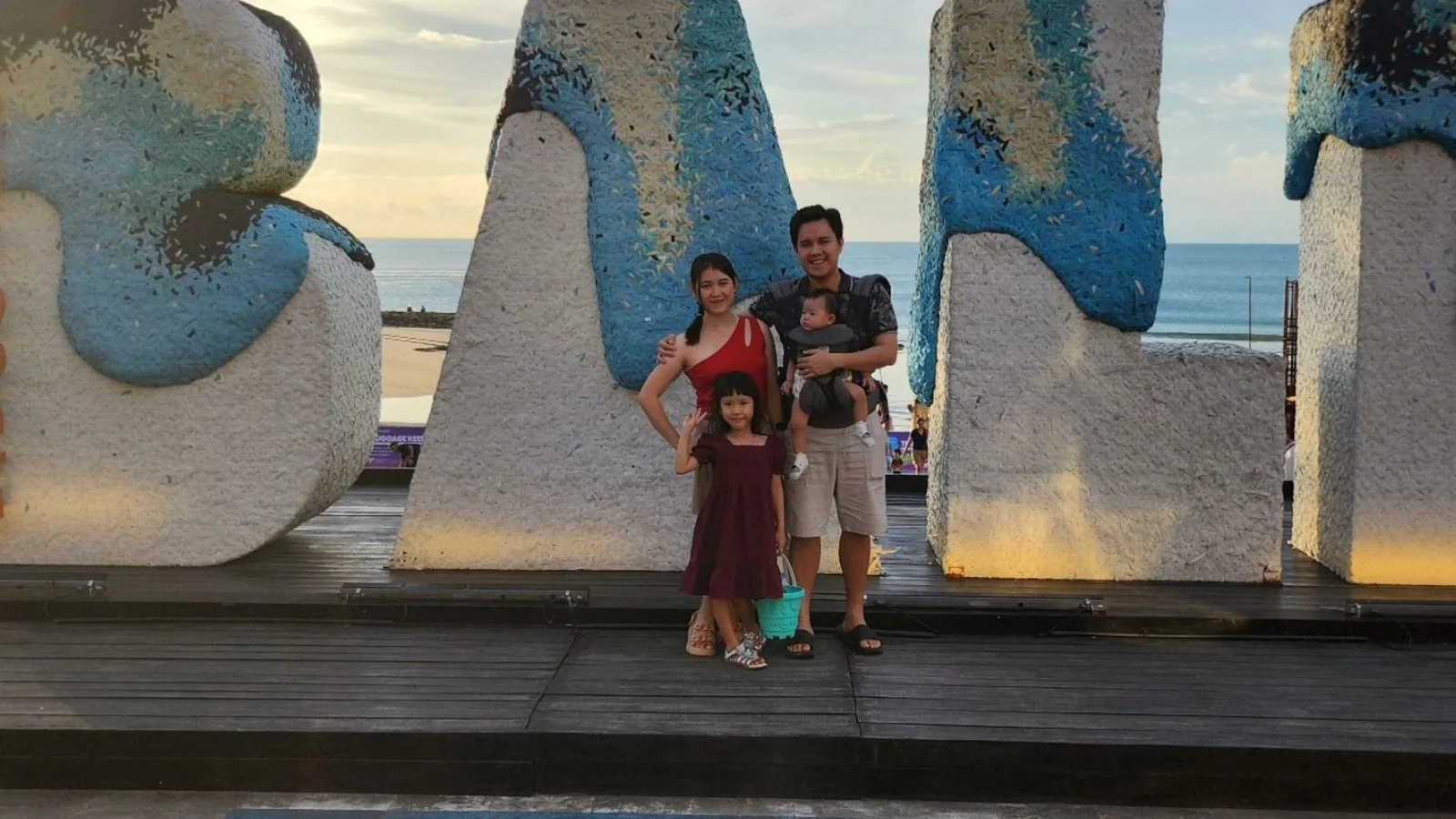 Samuel bersama keluarga di Bali